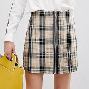 𝒮𝓉𝓇𝒶𝒹𝒾𝓋𝒶𝓇𝒾𝓈 • Front zip plaid skirt